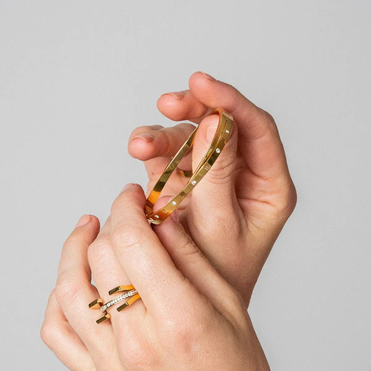 Bracelet Roman Numerals Intertwined