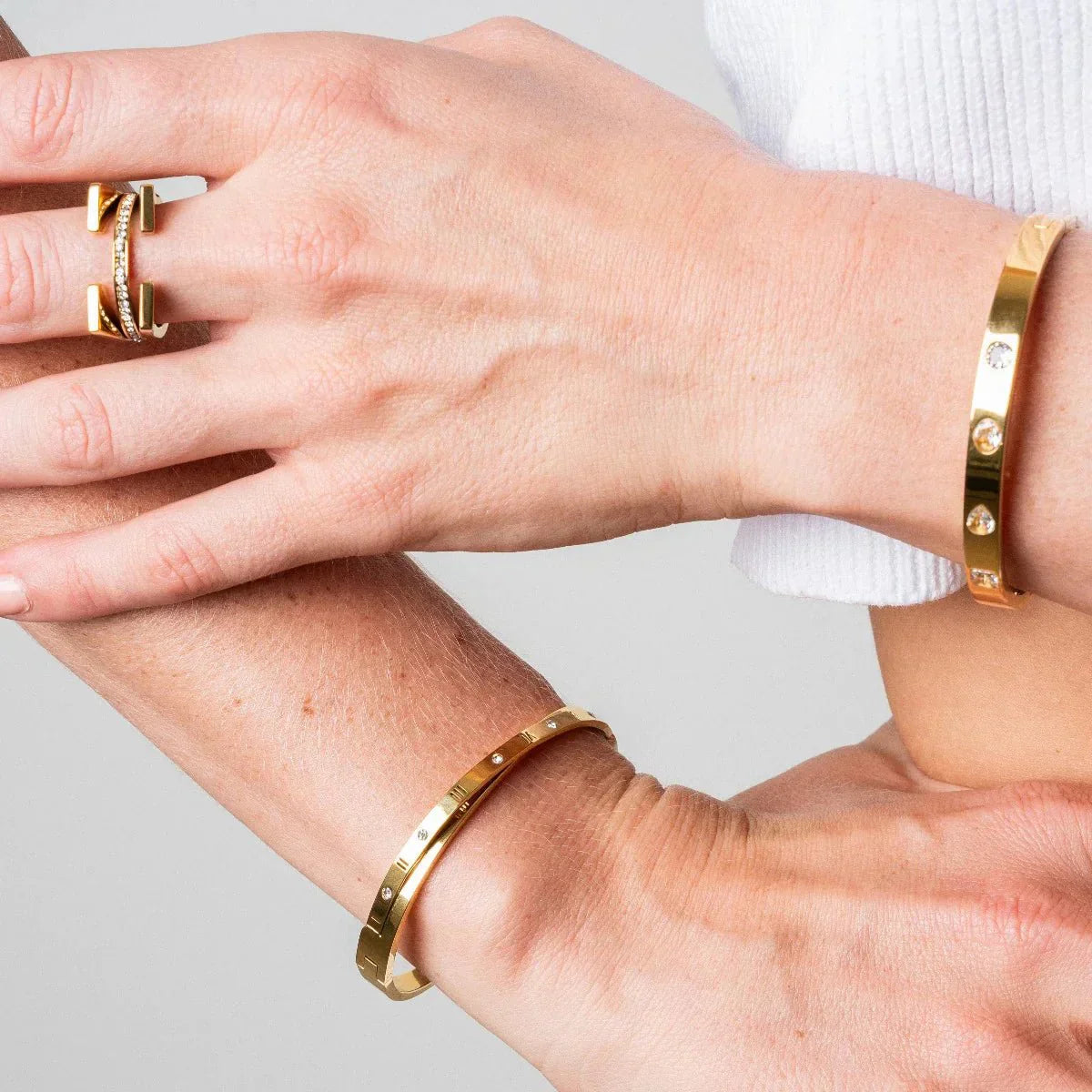 Bracelet Roman Numerals Intertwined